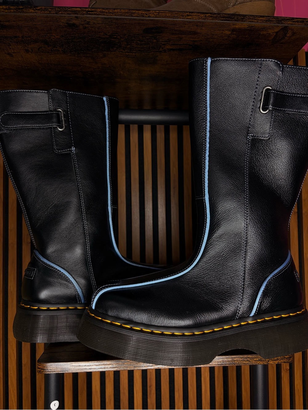 DR MARTENS BUZZ HI
GLOSS LEATHER BOOTS
 Women’s Boots with Light Blue Trim